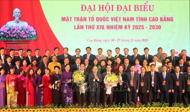 Lãnh đạo Trung ương MTTQ Việt Nam, Tỉnh ủy Cao Bằng tặng hoa chúc mừng Ủy viên Ủy ban MTTQ Việt Nam tỉnh khóa XIV, nhiệm kỳ 2025 - 2030 Ảnh: Quốc Đạt-TTXVN.