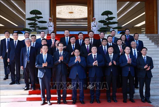 Thủ tướng Phạm Minh Chính và ông Vi Thao, Chủ tịch Khu tự trị dân tộc Choang Quảng Tây, Trung Quốc cùng đoàn doanh nghiệp. Ảnh: Dương Giang-TTXVN
