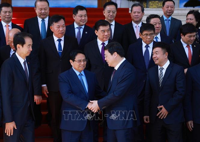 Thủ tướng Phạm Minh Chính và ông Vi Thao, Chủ tịch Khu tự trị dân tộc Choang Quảng Tây, Trung Quốc. Ảnh: Dương Giang-TTXVN
