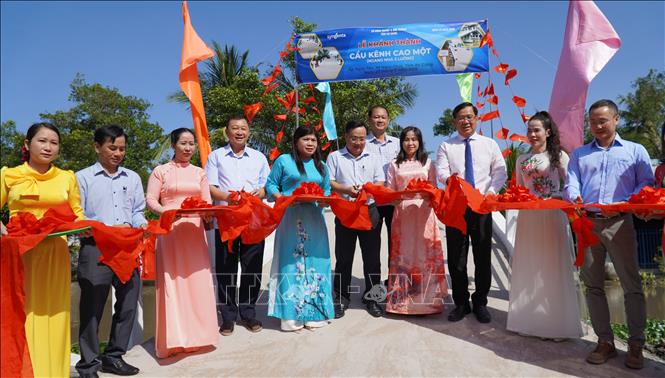 Cắt băng khánh thành cầu Kênh Cao Một, ấp Ngọc Tân, xã Ngọc Chúc. Ảnh: Văn Sĩ - TTXVN                            