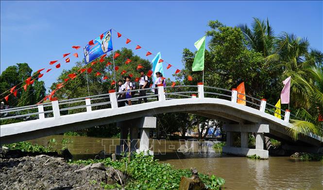 Cầu Kênh Cao Một được đưa vào sử dụng giúp việc đi lại của các em học sinh được dễ dàng, an toàn hơn. Ảnh: Văn Sĩ - TTXVN                          