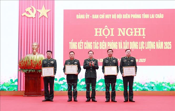 Đại tá Nguyễn Văn Hưng, Chính ủy Ban Chỉ huy BĐBP tỉnh Lai Châu, trao Bằng khen của Bộ tư lệnh BĐBP cho 4 cá nhân có thành tích xuất sắc trong các hoạt động kỷ niệm 80 năm Cách mạng tháng Tám và Quốc khánh nước Cộng hòa XHCN Việt Nam. Ảnh: Quý Trung - TTXVN