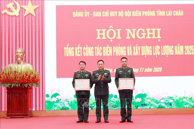Thượng tá Trương Minh Đức, Chỉ huy trưởng Ban Chỉ huy BĐBP tỉnh Lai Châu, trao Bằng khen của Bộ Quốc phòng cho 2 tập thể có thành tích xuất sắc trong sự nghiệp xây dựng Quân đội, củng cố quốc phòng và bảo vệ Tổ quốc năm 2023 - 2024. Ảnh: Quý Trung - TTXVN