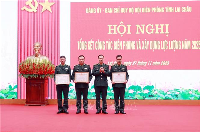 Trao Bằng khen của UBND tỉnh Lai Châu cho các tập thể, cá nhân có thành tích xuất sắc trong phong trào thi đua “Chung tay xóa nhà tạm, nhà dột nát trên địa bàn tỉnh năm 2025”. Ảnh: Quý Trung – TTXVN