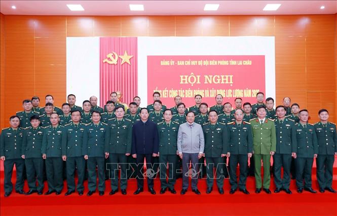 Bí thư Tỉnh ủy Lai Châu Lê Minh Ngân và Chủ tịch UBND tỉnh Lai Châu Hà Quang Trung chụp ảnh chung với lực lượng Ban Chỉ huy BĐBP tỉnh Lai Châu. Ảnh: Quý Trung – TTXVN