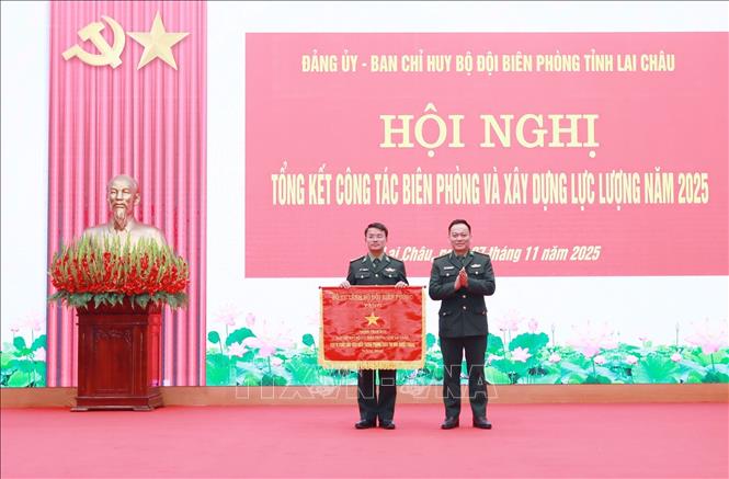 Thượng tá Trương Minh Đức, Chỉ huy trưởng Ban Chỉ huy BĐBP tỉnh Lai Châu, trao cờ thi đua của Bộ tư lệnh BĐBP cho tập thể phòng tham mưu. Ảnh: Quý Trung – TTXVN