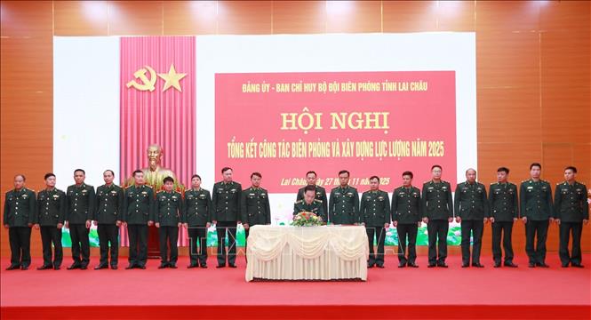 Đại tá Nguyễn Văn Hưng, Chính ủy Ban Chỉ huy Bộ đội Biên phòng tỉnh Lai Châu, ký giao ước phong trào thi đua năm 2026. Ảnh: Quý Trung – TTXVN