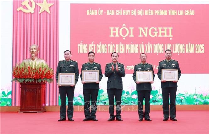 Đại tá Nguyễn Văn Hưng, Chính ủy Ban chỉ huy Bộ đội Biên phòng tỉnh Lai Châu, trao danh hiệu Đơn vị quyết thắng của Bộ tư lệnh Bộ đội Biên phòng cho các tập thể. Ảnh: Quý Trung – TTXVN