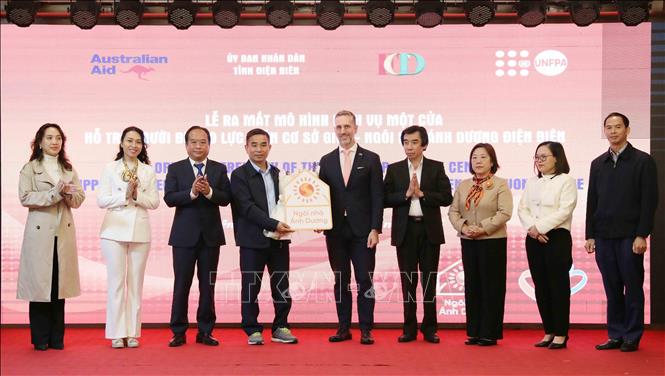 Lễ bàn giao Ngôi nhà Ánh Dương cho Quỹ Phát triển cộng đồng tỉnh Điện Biên. Ảnh: Trung Kiên - TTXVN