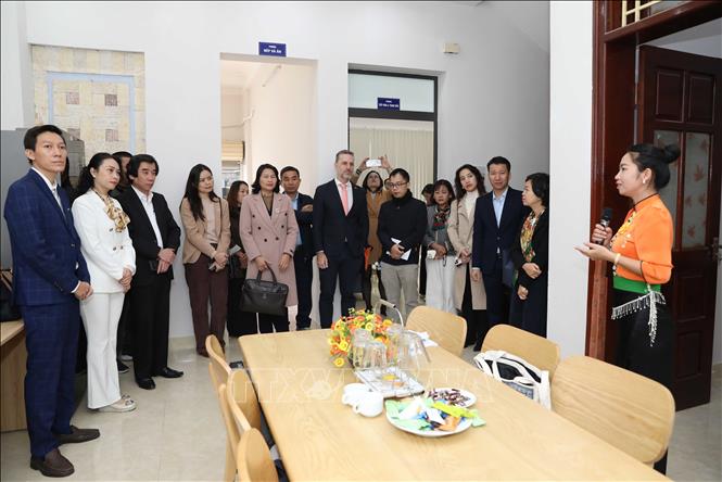 Các đại biểu tham quan Ngôi nhà Ánh Dương tại tỉnh Điện Biên. Ảnh: Trung Kiên - TTXVN