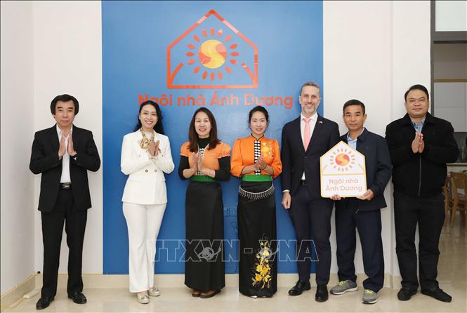 Các đại biểu kéo băng khánh thành Ngôi nhà Ánh Dương tại tỉnh Điện Biên. Ảnh: Trung Kiên - TTXVN