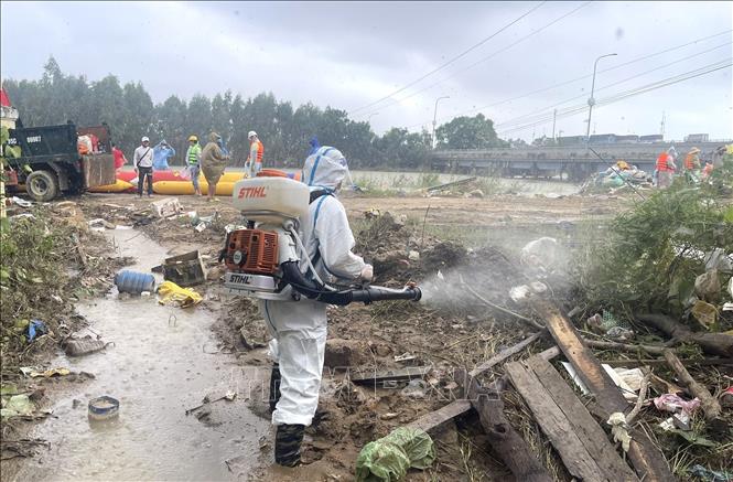 Lực lượng chức năng phun thuốc khử khuẩn đảm bảo vệ sinh môi trường sau mưa lũ. Ảnh: Tường Quân - TTXVN