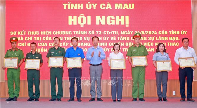 Phó Bí thư Tỉnh ủy, Chủ tịch UBND tỉnh Cà Mau Lữ Quang Ngời trao Bằng khen cho các tập thể, cá nhân có thành tích tiêu biểu, xuất sắc trong phong trào thi đua thực hiện Chỉ thị số 17-CT/TU . Ảnh: Huỳnh Anh - TTXVN