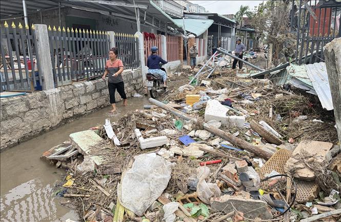 Nhiều tuyến đường tại khu phố Phước Khánh (phường Tuy Hòa) đang được người dân chung tay dọn dẹp rác thải ứ đọng. Ảnh: Tường Quân - TTXVN