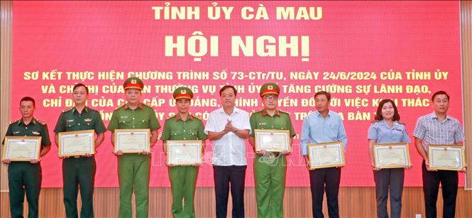Phó Bí thư thường trực Tỉnh ủy Cà Mau Huỳnh Quốc Việt trao Bằng khen cho các tập thể, cá nhân có thành tích tiêu biểu, xuất sắc trong phong trào thi đua thực hiện Chỉ thị số 17-CT/TU. Ảnh: Huỳnh Anh - TTXVN