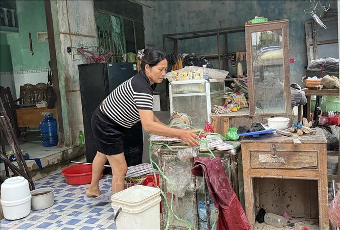 Người dân phường Tuy Hòa nỗ lực dọn vệ sinh, khắc phục hậu quả mưa lũ để ổn định cuộc sống. Ảnh: Tường Quân - TTXVN