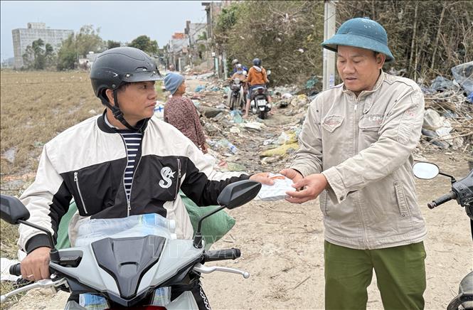 Người dân tỉnh Đắk Lắk chia nhau thuốc men để phòng chống dịch bệnh sau mưa lũ. Ảnh: Tường Quân - TTXVN