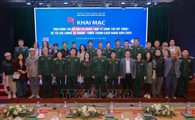 Các đại biểu tại lễ khai mạc “Trại sáng tác đồ họa và đoàn thực tế sáng tác đề tài lực lượng vũ trang - chiến tranh cách mạng” năm 2025 do Bảo tàng LSQS Việt Nam tổ chức. Ảnh: Phan Phương – TTXVN