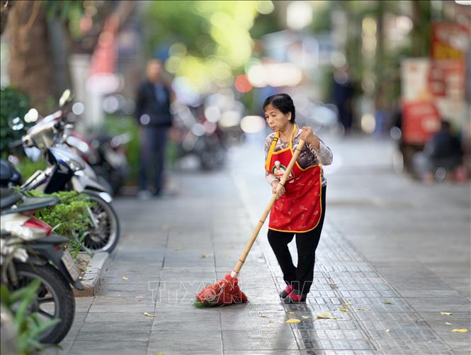 Một đoạn vỉa hè trên phố Trần Hưng Đạo sau khi lực lượng chức năng vận động người dân lập lại trật tự, vỉa hè, văn minh đô thị. Ảnh: Quốc Lũy - TTXVN