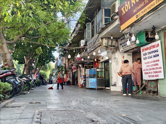 Một đoạn vỉa hè trên phố Trần Hưng Đạo sau khi lực lượng chức năng vận động người dân lập lại trật tự, vỉa hè, văn minh đô thị. Ảnh: Quốc Lũy - TTXVN