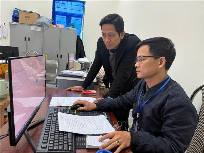 Cán bộ phường Thành Đông, thành phố Hải Phòng kiểm tra, đối chiếu thông tin trên hệ thống. Ảnh: Tiến Vĩnh – TTXVN