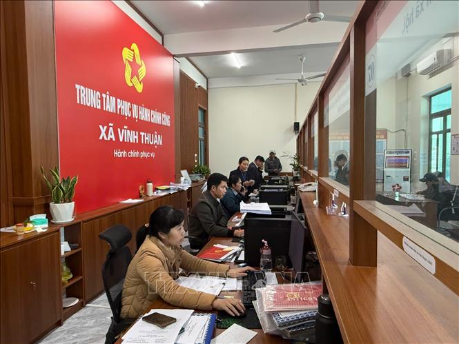 Cán bộ công chức, viên chức tại trung tâm phục vụ hành chính công xã Vĩnh Thuận, thành phố Hải Phòng. Ảnh: Tiến Vĩnh  - TTXVN 