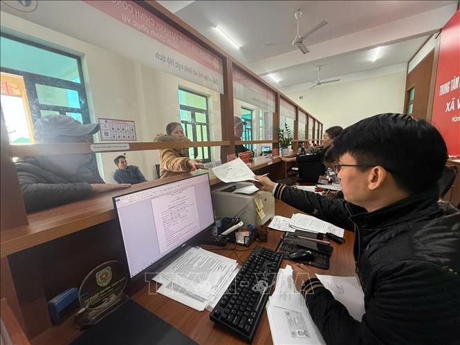 Cán bộ công chức xã Vĩnh Thuận tiếp công dân đến làm việc. Ảnh: Tiến Vĩnh – TTXVN