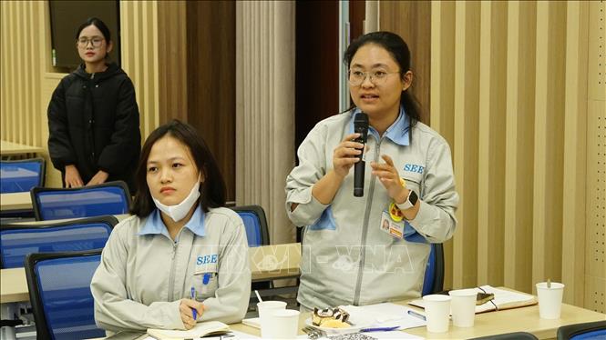 Đại diện doanh nghiệp đặt câu hỏi đối thoại. Ảnh: Hà Nguyên - TTXVN
