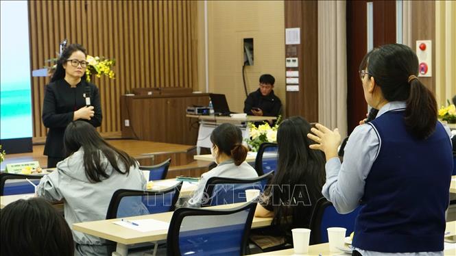 Bà Dương Thị Minh Châu giải đáp thắc mắc về BHYT cho người lao động. Ảnh: Hà Nguyên - TTXVN
