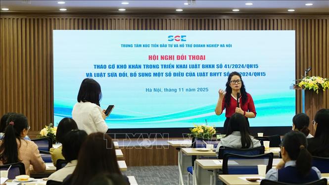 Bà Dương Thị Minh Châu, Trưởng phòng Tuyên truyền và Hỗ trợ người tham gia BHXH thành phố Hà Nội, giải đáp thắc mắc của người lao động. Ảnh: Hà Nguyên - TTXVN
