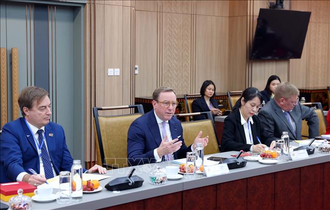 Chủ tịch Hội đồng kinh doanh châu Âu – ASEAN (EU-ABC) Jens Rubbert phát biểu tại cuộc gặp. Ảnh: Phạm Kiên - TTXVN