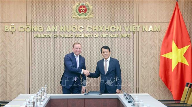 Đại tướng Lương Tam Quang, Bộ trưởng Bộ Công an tiếp Chủ tịch Hội đồng kinh doanh châu Âu – ASEAN (EU-ABC) Jens Rubbert. Ảnh: Phạm Kiên - TTXVN