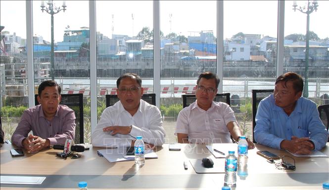 Ông Trần Chí Hùng, Phó Chủ tịch UBND thành phố Cần Thơ (thứ 2, trái sang), làm việc với đoàn công tác. Ảnh: Nguyễn Hằng - TTXVN