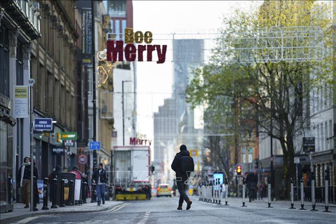 Người dân di chuyển trên đường phố tại Manchester, Anh. Ảnh: THX/TTXVN