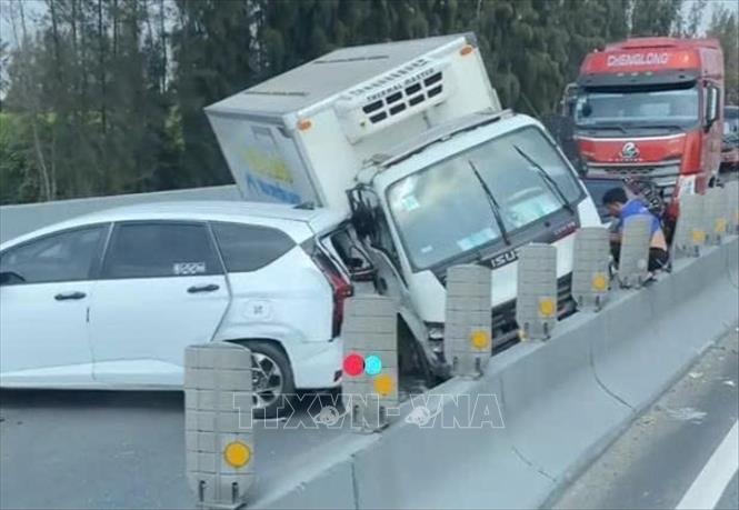 Hiện trường vụ đâm xe liên hoàn trên cao tốc Thành phố Hồ Chí Minh - Trung Lương. Ảnh: TTXVN phát