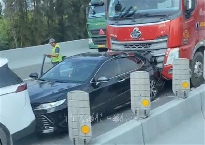 Các xe ô tô bị hư hỏng sau vụ va chạm liên hoàn. Ảnh: TTXVN phát