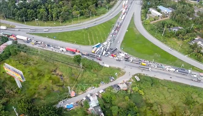 Nút giao thông bị ùn ứ sau vụ va chạm liên hoàn trên cao tốc Thành phố Hồ Chí Minh - Trung Lương. Ảnh: TTXVN phát