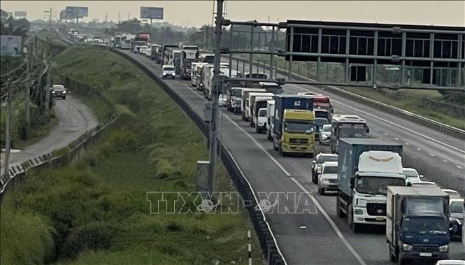 Giao thông ùn ứ trên cao tốc Thành phố Hồ Chí Minh – Trung Lương sau vụ va chạm xe ô tô liên hoàn. Ảnh: TTXVN phát