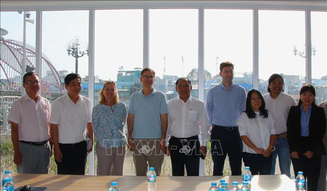 Đoàn công tác của Ngân hàng Thế giới cùng lãnh đạo thành phố, các sở, ngành chụp ảnh lưu niệm. Ảnh: Nguyễn Hằng - TTXVN