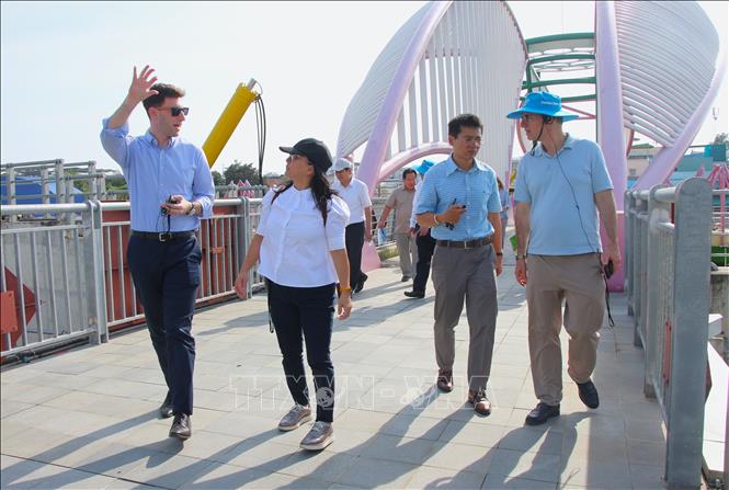 Đoàn công tác của Ngân hàng Thế giới tham quan âu thuyền Cái Khế. Ảnh: Nguyễn Hằng - TTXVN