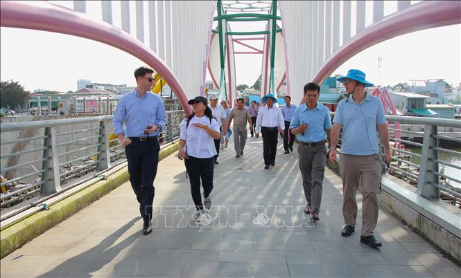 Đoàn công tác tham quan âu thuyền Cái Khế. Ảnh: Nguyễn Hằng - TTXVN