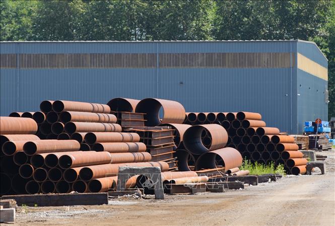 Thép ống tại một cơ sở cung cấp ở Delta, British Columbia, Canada. Ảnh: THX/TTXVN
