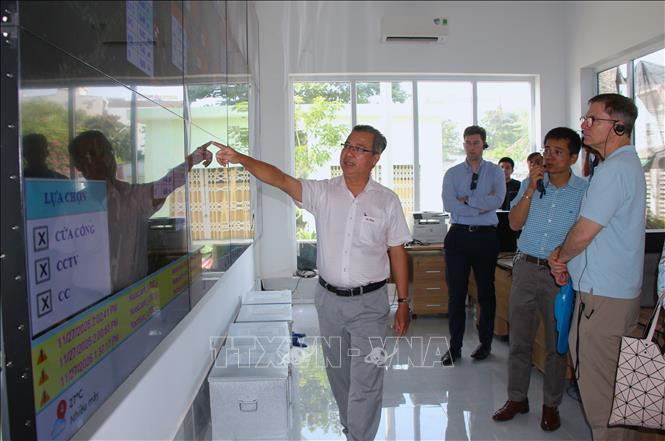 Đoàn công tác tham quan hệ thống SCADA quản lý vận hành chống ngập thành phố Cần Thơ. Ảnh: Nguyễn Hằng – TTXVN