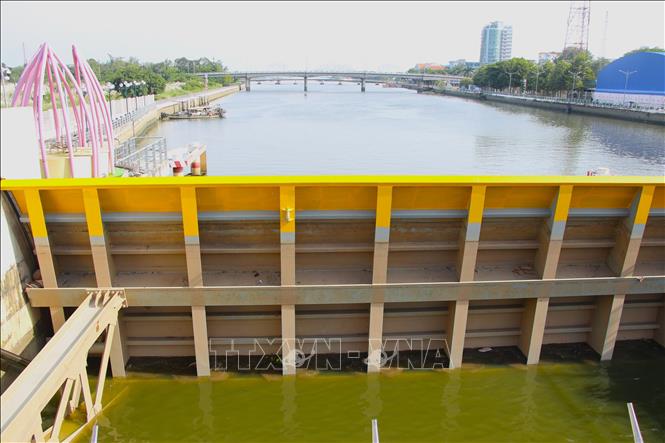 Vận hành hệ thống chống ngập tại cống Cái Khế. Ảnh: Nguyễn Hằng - TTXVN