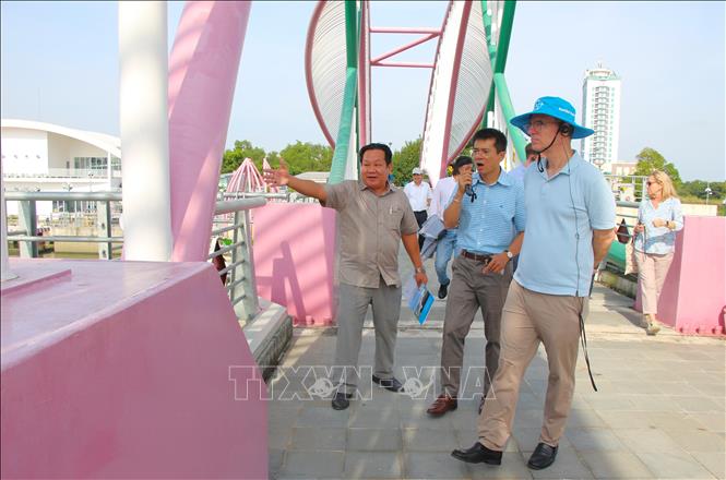 Ông Carlos Felipe Jaramillo, Phó Chủ tịch Ngân hàng Thế giới phụ trách Đông Nam Á – Thái Bình Dương (dẫn đầu) khảo sát âu thuyền Cái Khế. Ảnh: Nguyễn Hằng - TTXVN
