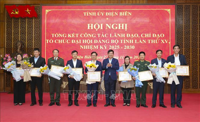 Trao Bằng khen của Ban Thường vụ Tỉnh ủy Điện Biên cho các tập thể có thành tích xuất sắc trong tổ chức Đại hội đại biểu Đảng bộ tỉnh lần thứ XV. Ảnh: Xuân Tư - TTXVN