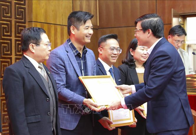 Trưởng Cơ quan thường trú TTXVN tại Điện Biên Nguyễn Trung Kiên nhận Bằng khen của Ban Thường vụ Tỉnh ủy Điện Biên vì thành tích xuất sắc trong phục vụ Đại hội đại biểu Đảng bộ tỉnh lần thứ XV. Ảnh: Xuân Tư - TTXVN