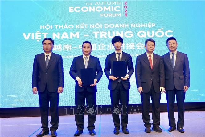 Lễ công bố Bản ghi nhớ hợp tác giữa HCMC C4IR và Tập đoàn Sunwah tại hội thảo. Ảnh: Xuân Anh – TTXVN 