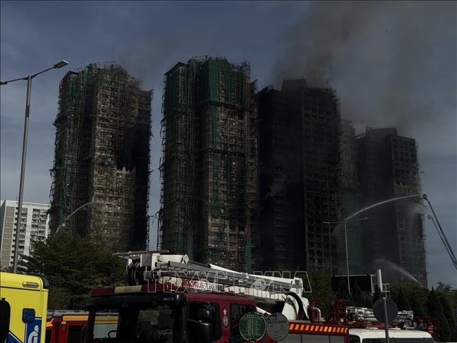 Hoả hoạn kinh hoàng cụm chung cư ở quận Tai Po, Hong Kong (Trung Quốc) khiến các tòa nhà gần như bị thiêu rụi hoàn toàn. Ảnh: Mạc Luyện - PV TTXVN tại Hong Kong (Trung Quốc)