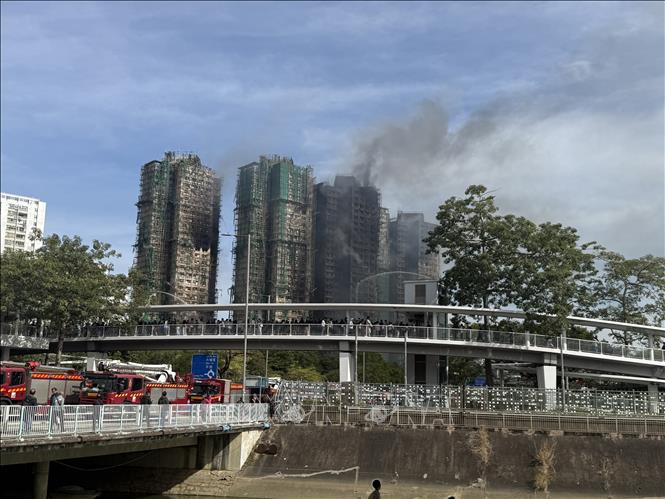 Khói đen vẫn bao trùm tại hiện trường vụ cháy cụm chung cư ở quận Tai Po, Hong Kong (Trung Quốc) chiều 27/11/2025. Ảnh: Mạc Luyện - PV TTXVN tại Hong Kong (Trung Quốc)